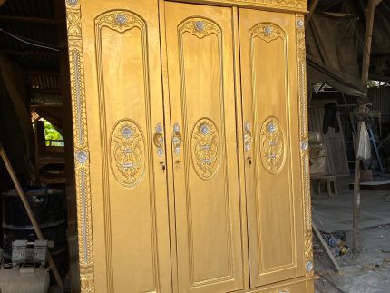 Lemari Pakaian 3 Pintu